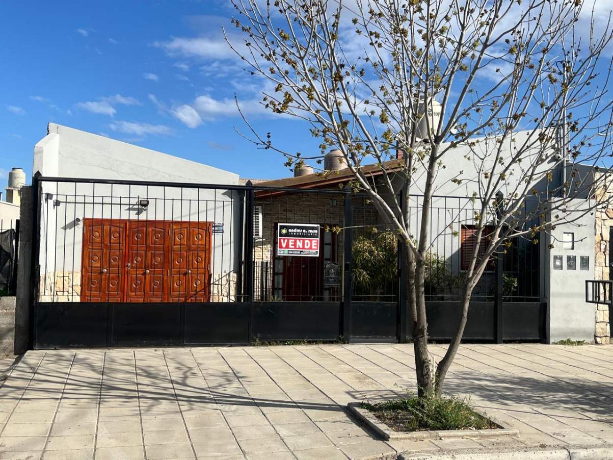 Casa con departamentos en contrafrente en venta, Trelew.