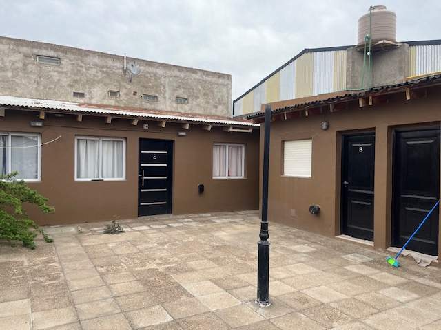 Casa con departamentos en contrafrente en venta, Trelew.