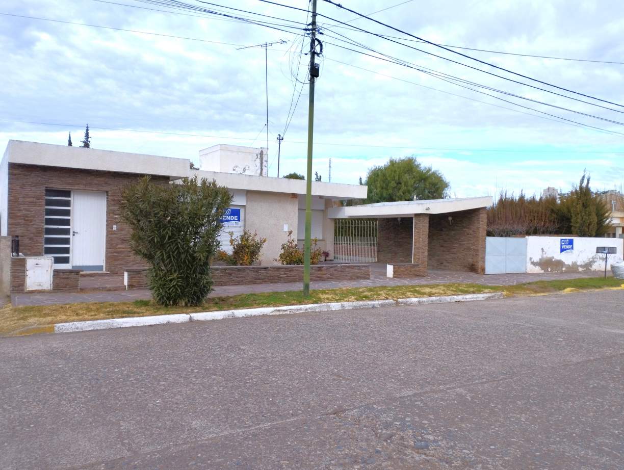 VENTA - CASA CON CONSULTORIO - DOLAVON