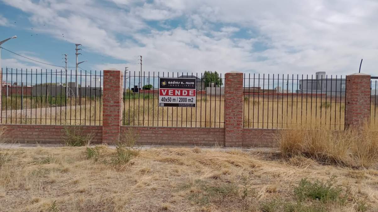 Terreno cercado y rellenado en venta en zona sur de Trelew, Murga y Montevideo 2.000 m2 (40 m x 50m)