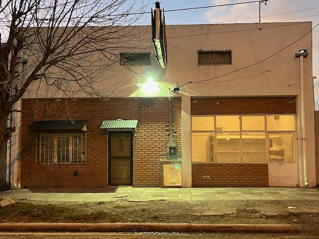 Galpón con local comercial en venta, Trelew.