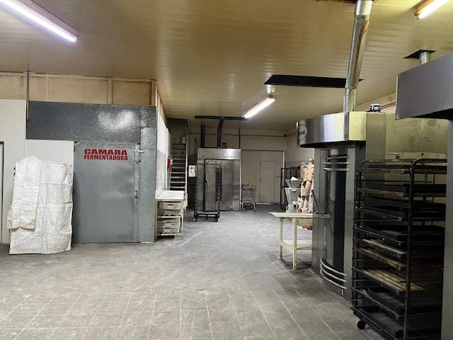Galpón con local comercial en venta, Trelew.