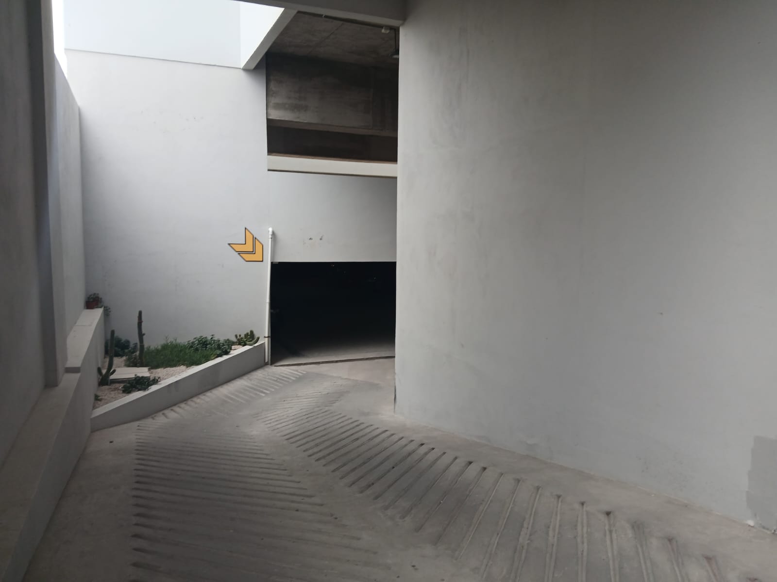 COCHERA CUBIERTA. SARMIENTO 60. USD 13.000