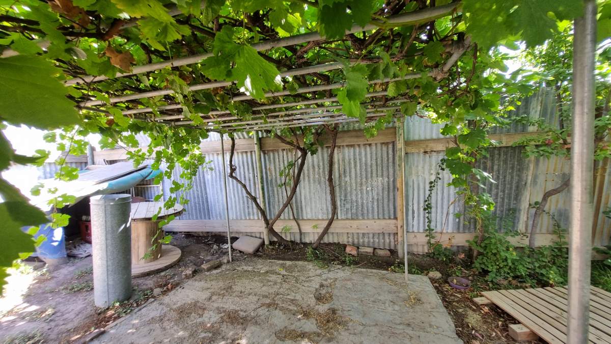 Terreno con casa a refaccionar en Trelew