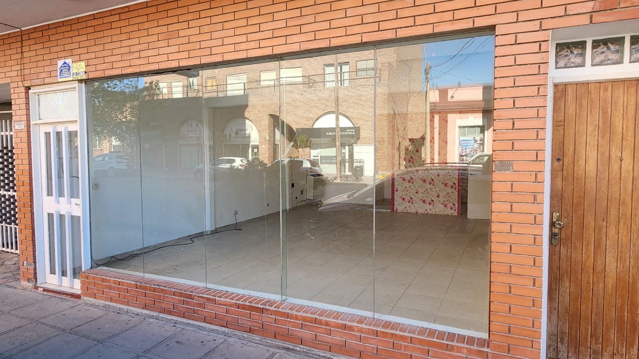 Complejo de departamentos y local comercial