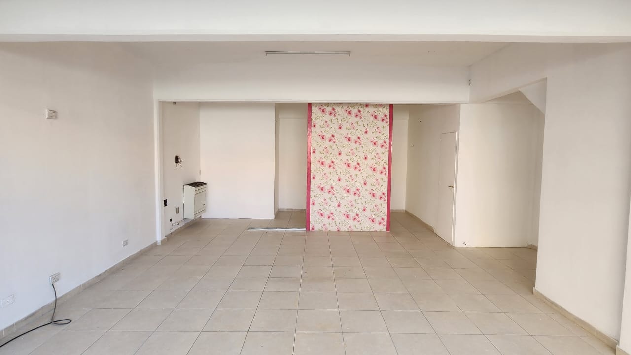 Complejo de departamentos y local comercial