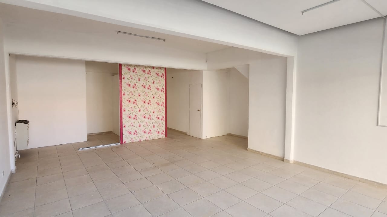 Complejo de departamentos y local comercial