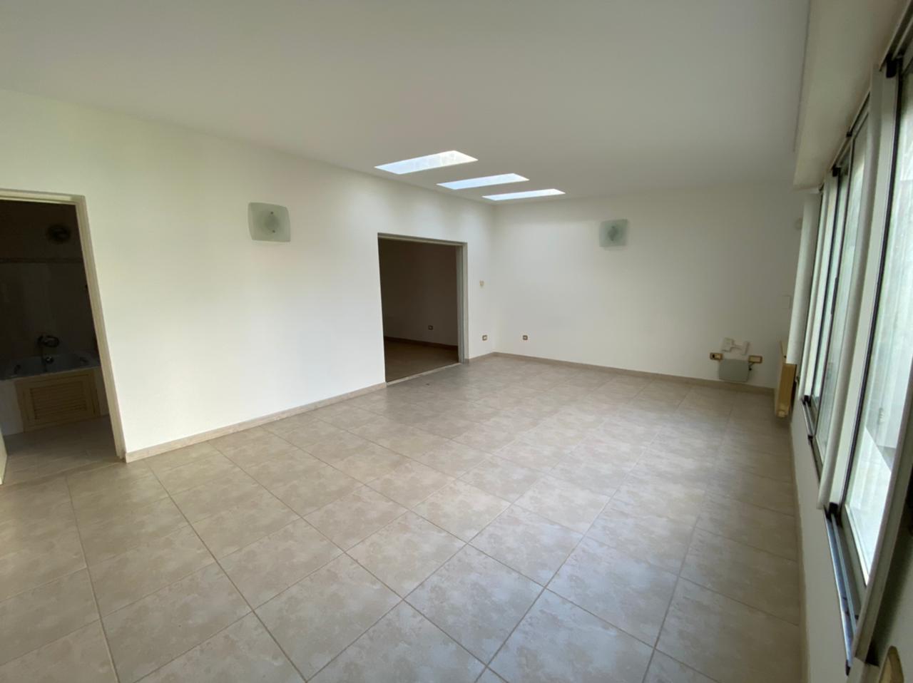 Complejo de departamentos y local comercial