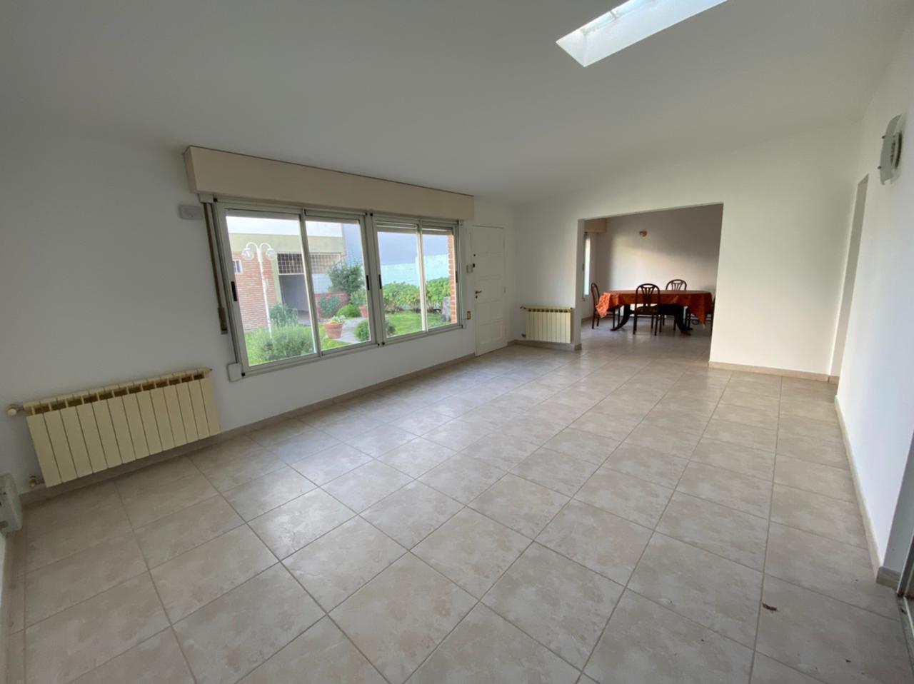 Complejo de departamentos y local comercial