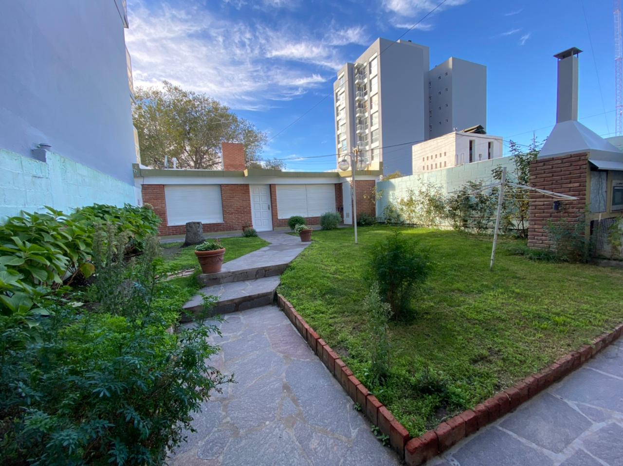 Complejo de departamentos y local comercial