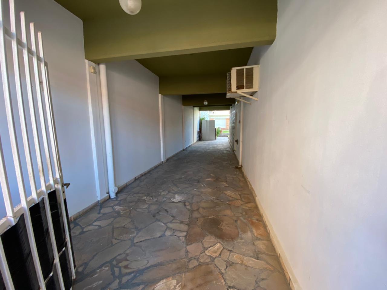 Complejo de departamentos y local comercial