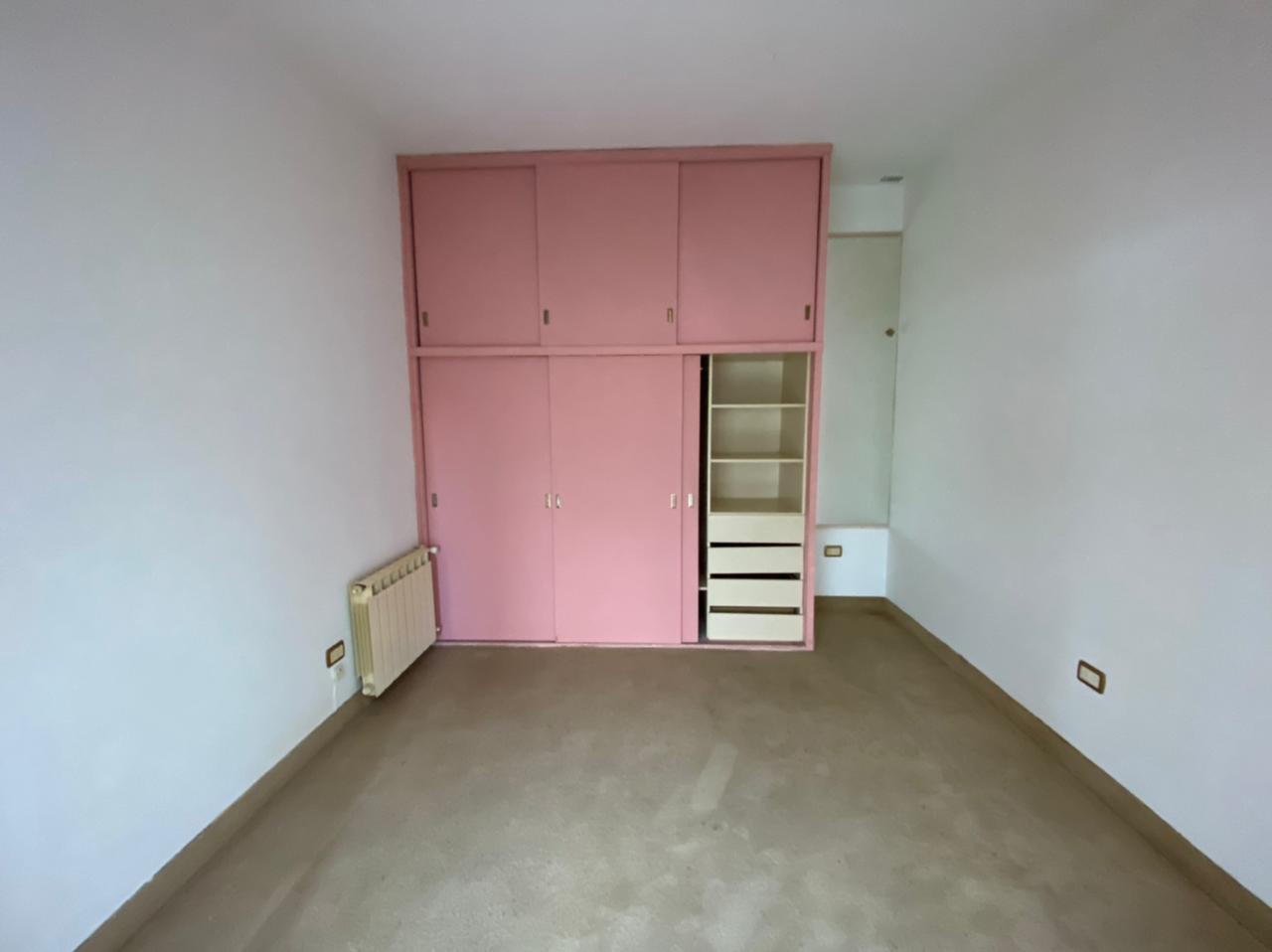 Complejo de departamentos y local comercial