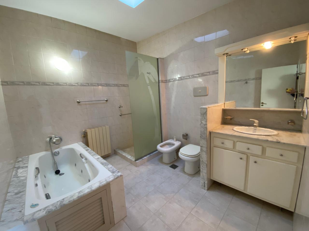 Complejo de departamentos y local comercial