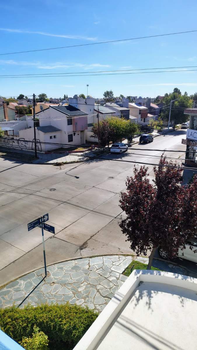 Triplex en venta  Cabot y Mitre Amplio y luminoso triplex de tres plantas, ubicado en la zona de Cabot y Mitre.