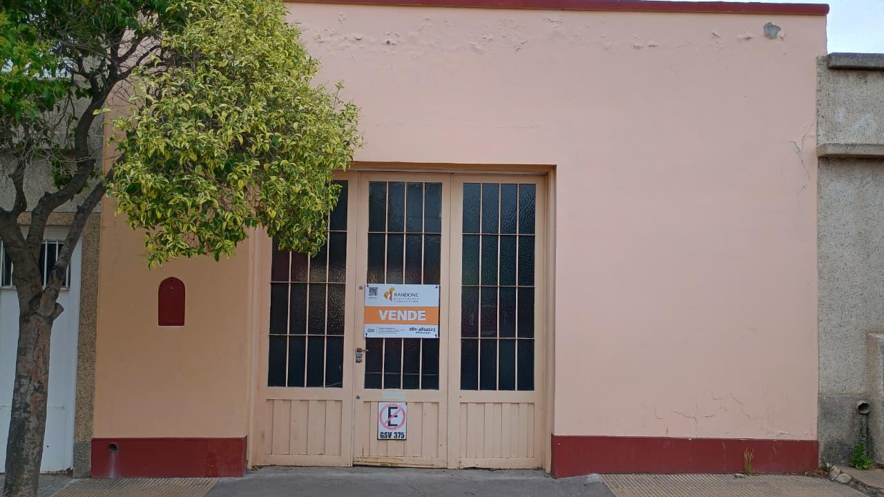 Casa de un dormitorio en pleno centro en 25 de mayo 584 con local comercial y garaje en salida a calle Ameghino 318