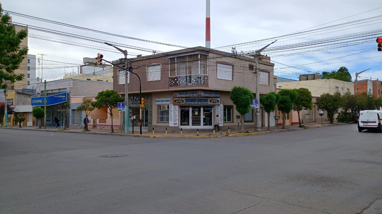 Casa de un dormitorio en pleno centro en 25 de mayo 584 con local comercial y garaje en salida a calle Ameghino 318