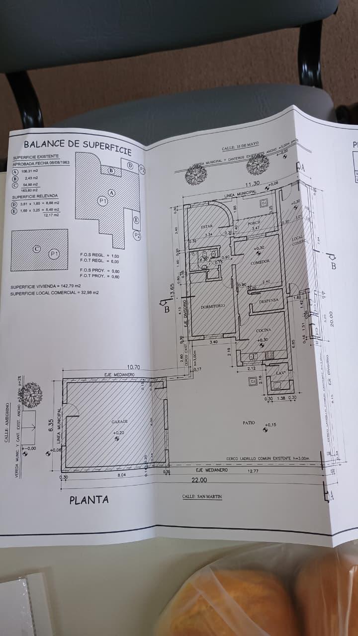 Casa de un dormitorio en pleno centro en 25 de mayo 584 con local comercial y garaje en salida a calle Ameghino 318