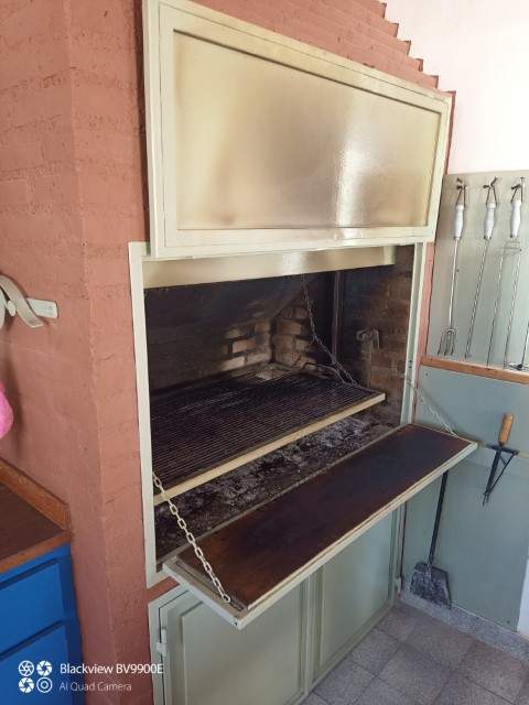 Hermosa Casa de dos plantas con Galpon!