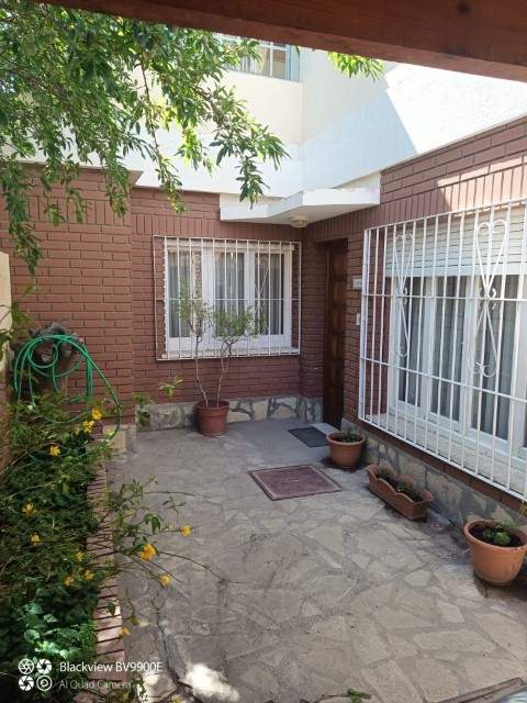 Hermosa Casa de dos plantas con Galpon!