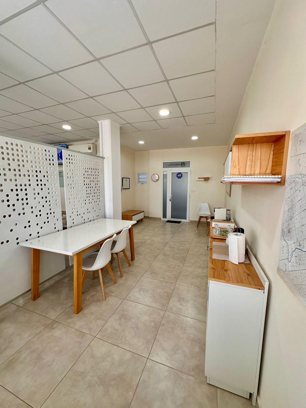 Moderna Oficina en venta  Sobre calle Gales, Trelew